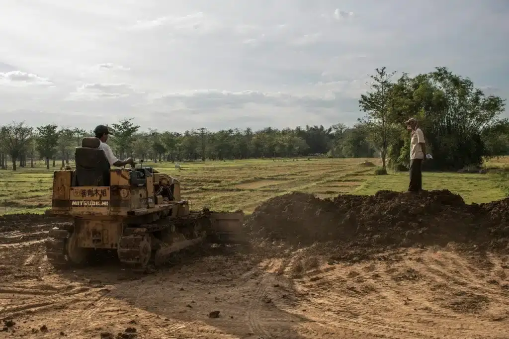 A worker operating a bulldozer to move soil on a construction site, highlighting Earthworks Hawkes Bay’s expertise in land preparation.