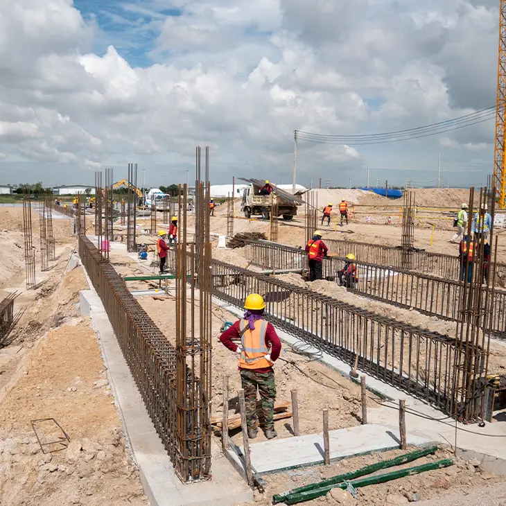 Construction workers setting up steel reinforcement for a new foundation, illustrating Earthworks Hawkes Bay’s structured site preparation.